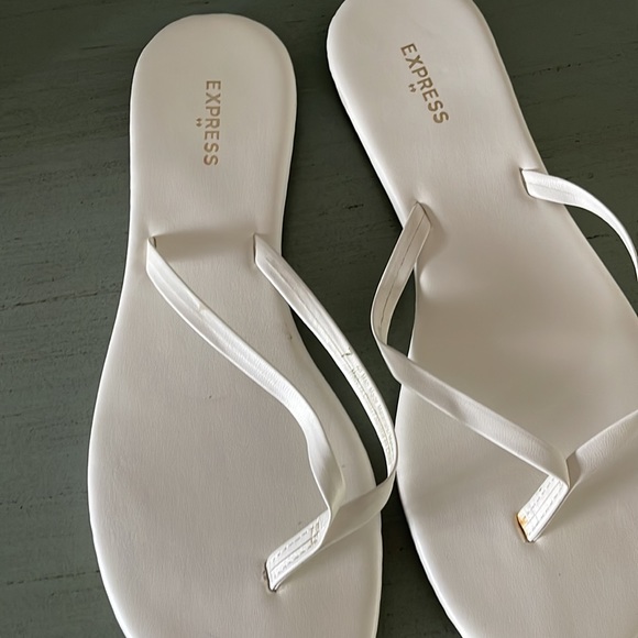 Almost new white flip flops - Picture 2 of 5